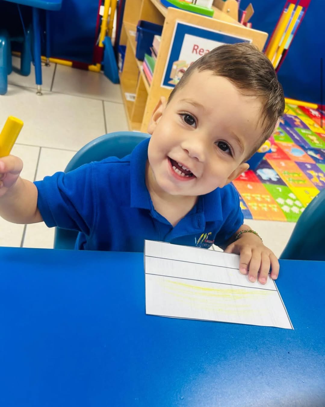 Niño aprendiendo en el aula